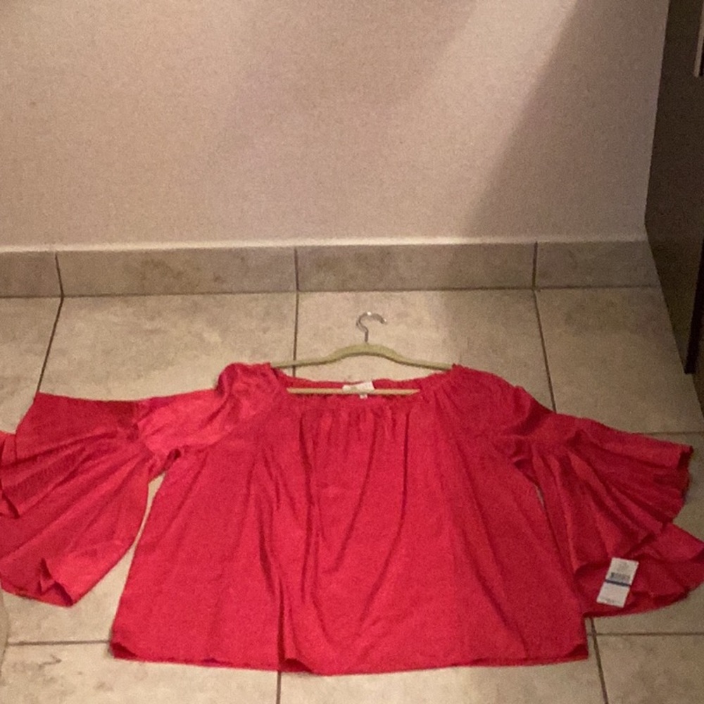 Blouse. Silky with elasticic optional off shoulder